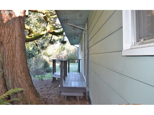 55485 Goodwin Road Bandon, OR 97411 - Photo 30 of 32 Deck