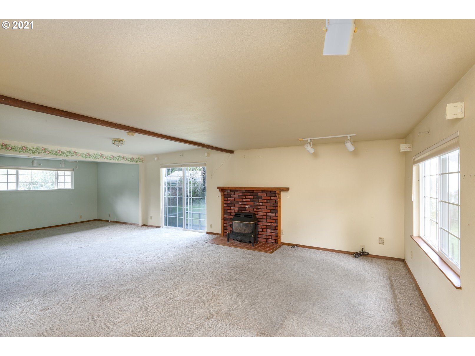 55485 Goodwin Road Bandon, OR 97411 - Photo 9 of 32 Living Room
