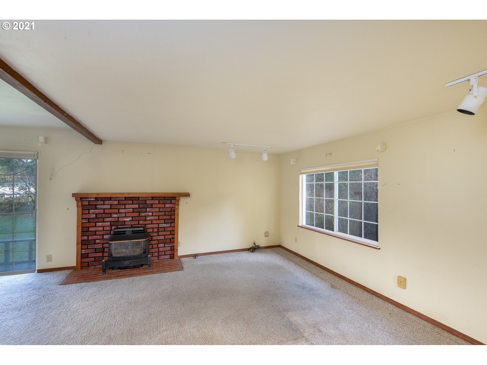 55485 Goodwin Road Bandon, OR 97411 - Photo 10 of 32 Living Room