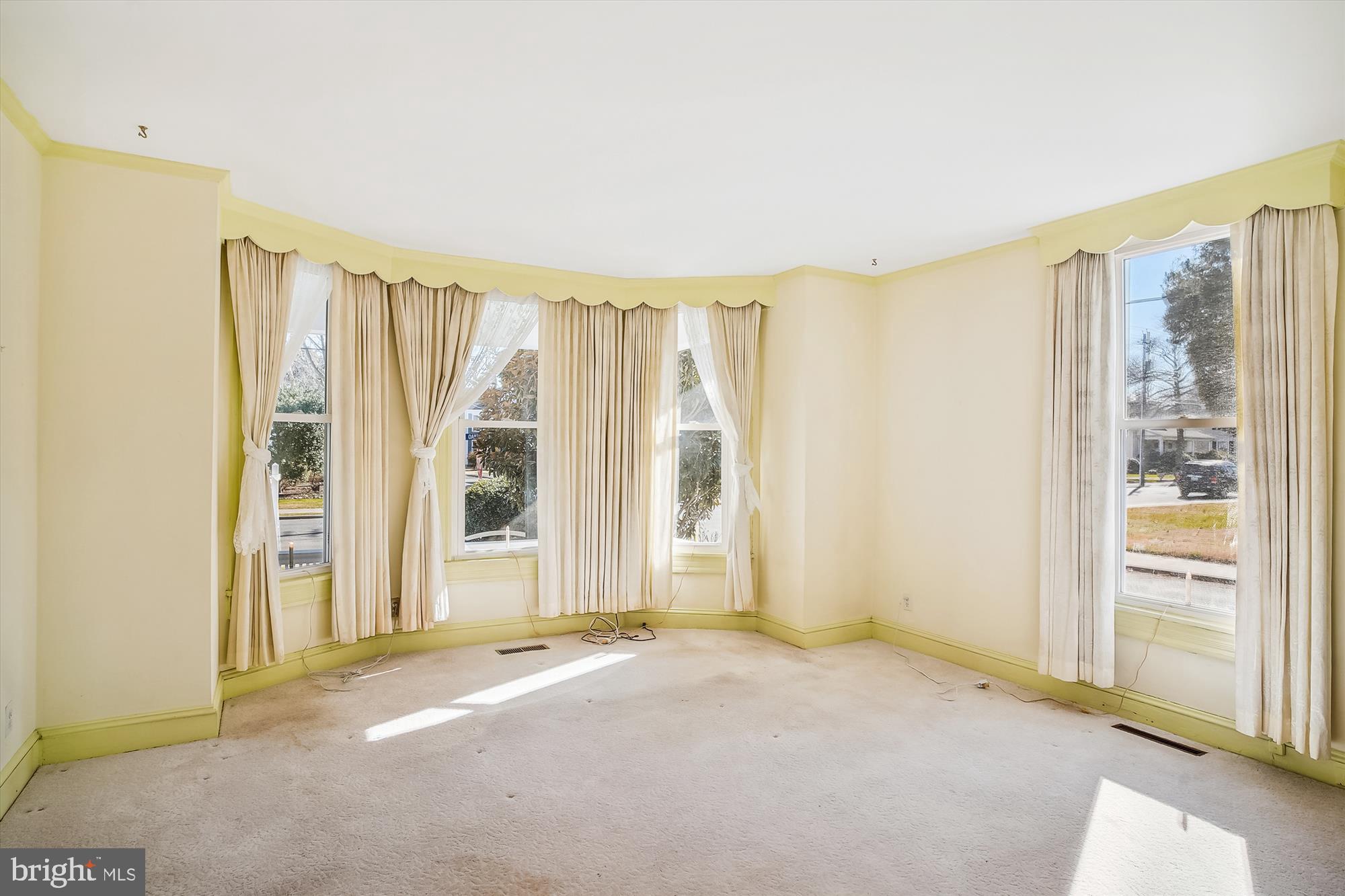 213 Oakley Street Cambridge, MD 21613 - Photo 11 of 47 Living Room