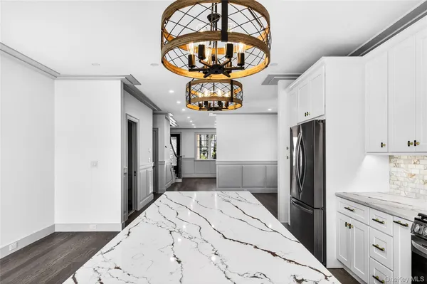 $6,800 | 7 Victoria Lane, Unit A, Yonkers, NY 10701