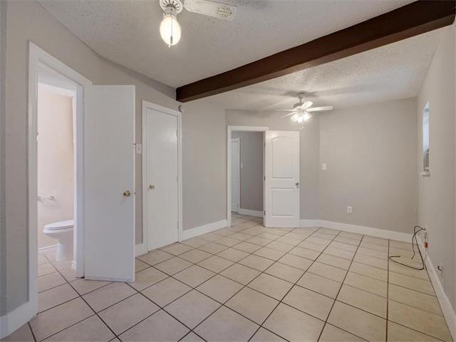 605 Elmwood Place, Unit B Austin, TX 78705 - Photo 6 of 10 a view of an entryway