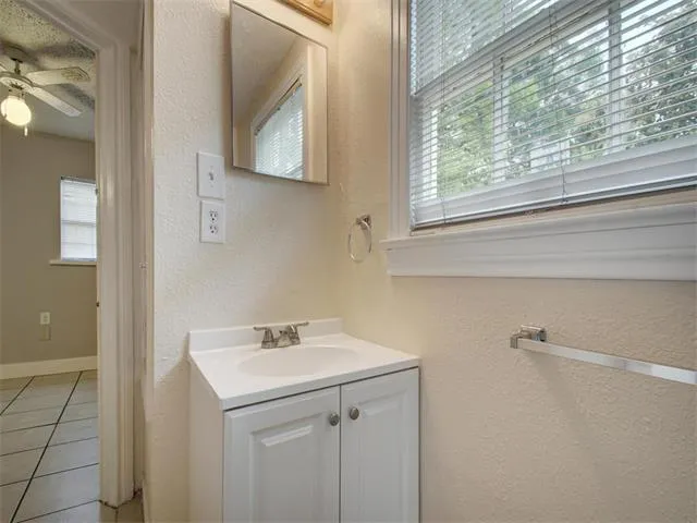 $1,250 | 605 Elmwood Place, Unit B, Austin, TX 78705