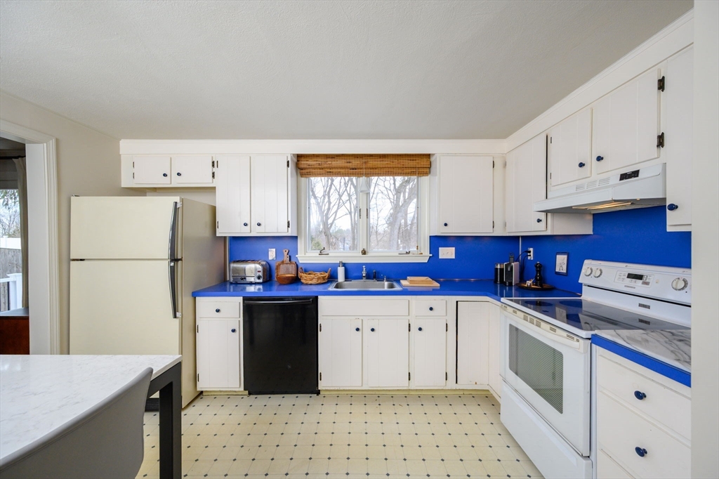 40 Dean Road Milton, MA 02186 - Photo 8 of 31 Gallery Image 8
