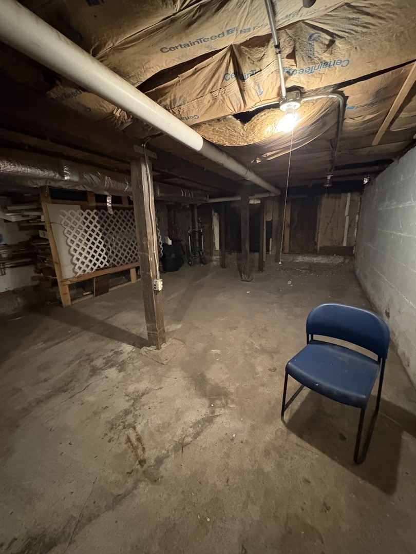 8729 South Commercial Avenue Chicago, IL 60617 - Photo 9 of 17 a view of room with couch