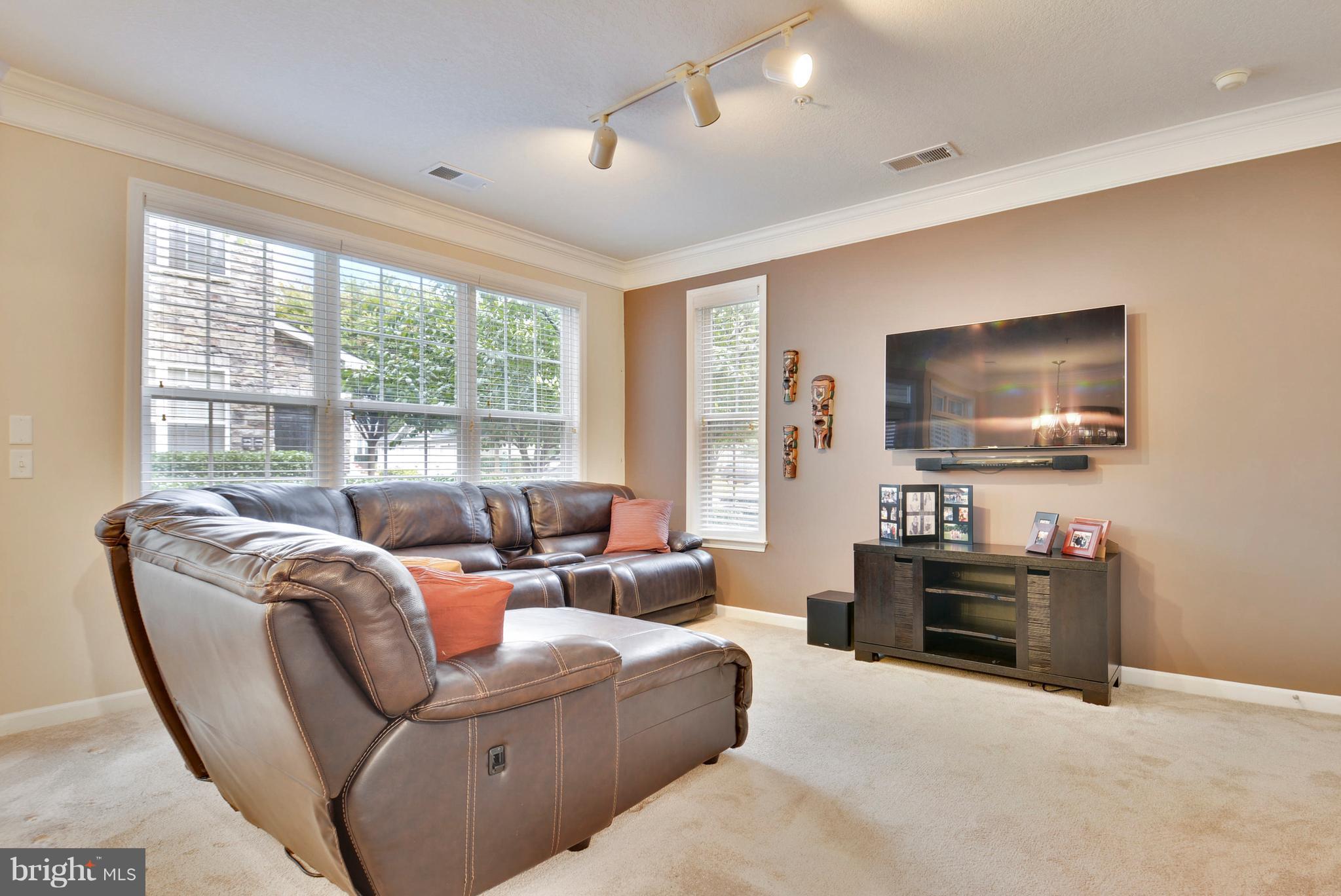 508 Sunset View Terrace Southeast, Unit 106 Leesburg, VA 20175 - Photo 8 of 25 Living Room