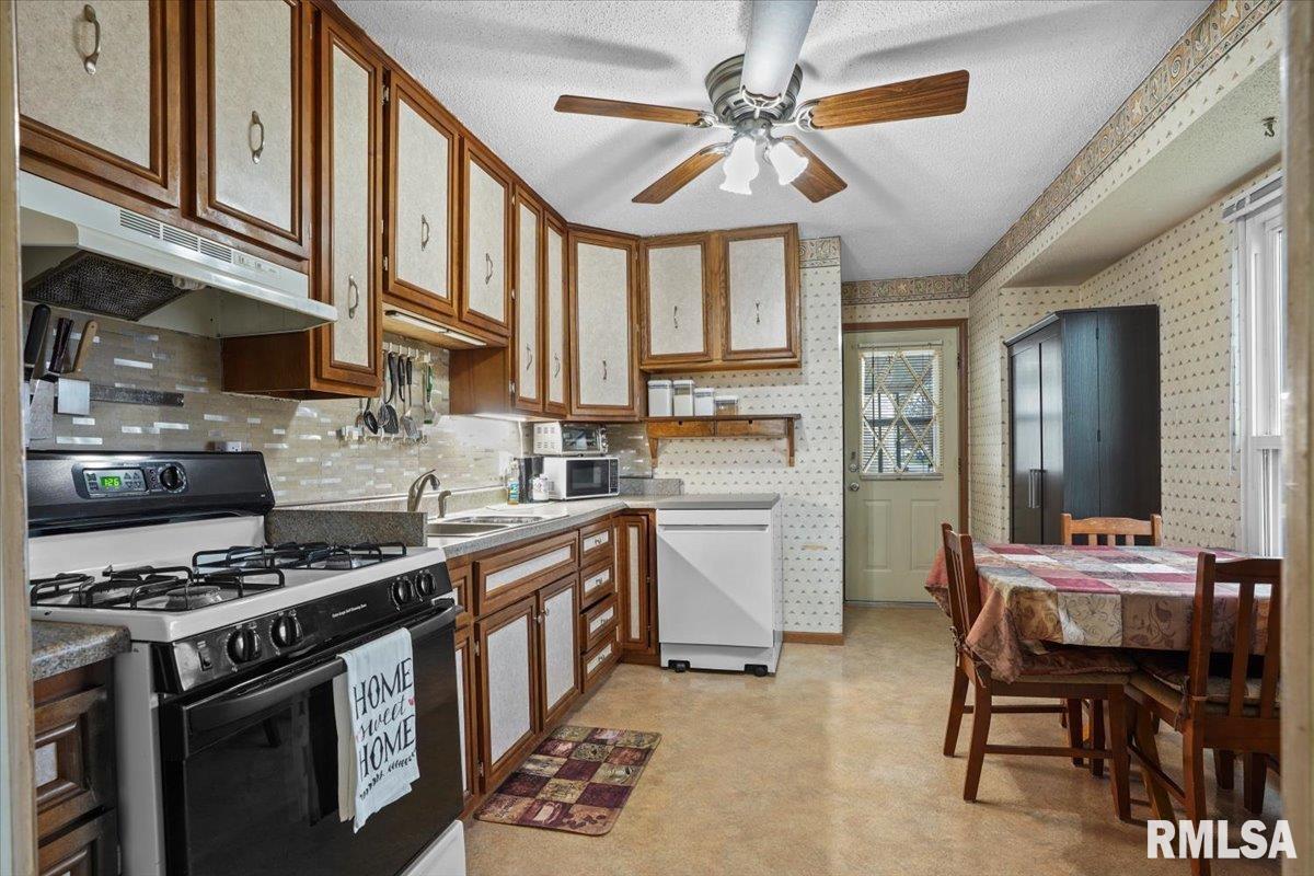 1952 Stonehenge Road Springfield, IL 62702 - Photo 11 of 38