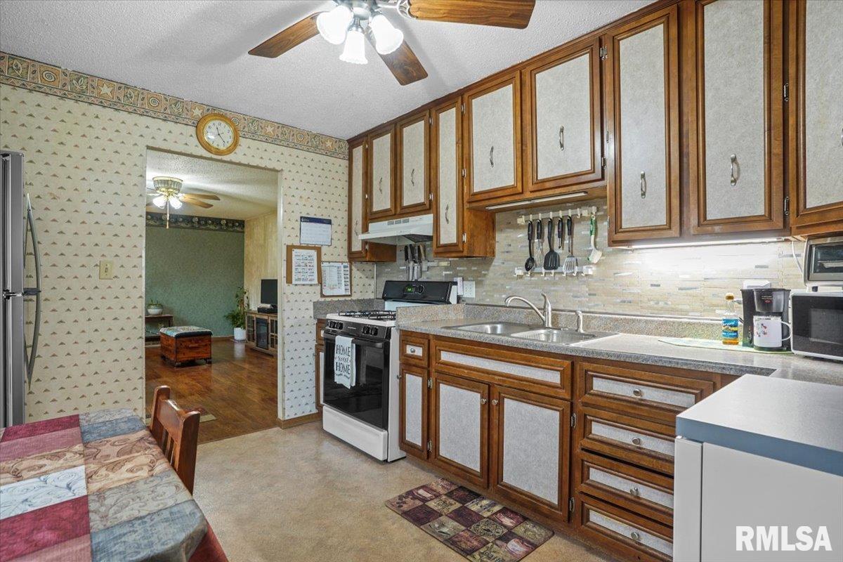 1952 Stonehenge Road Springfield, IL 62702 - Photo 12 of 38