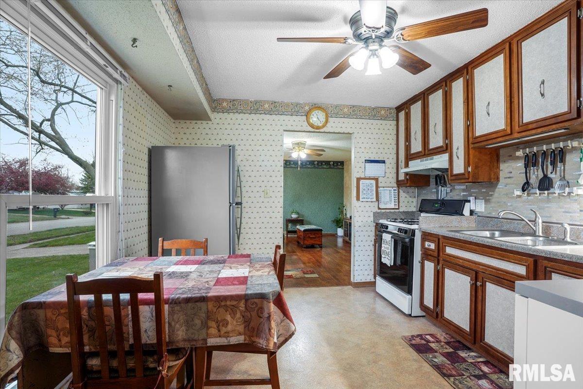 1952 Stonehenge Road Springfield, IL 62702 - Photo 13 of 38