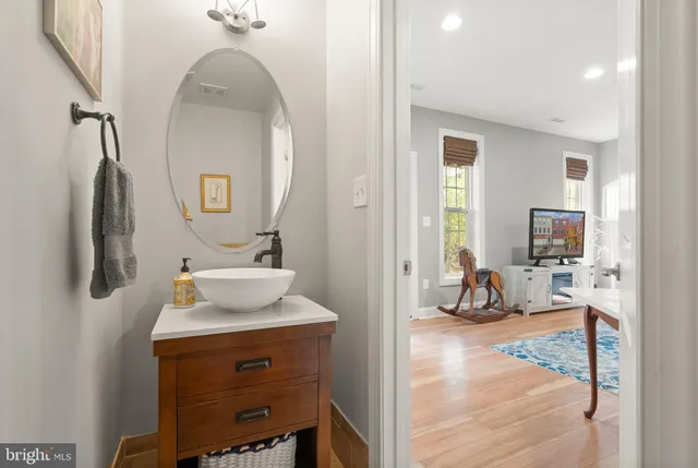 a en suite bathroom with a sink and a mirror