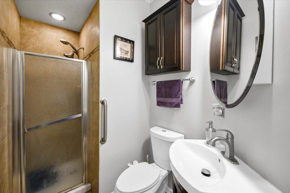 322 Zinnia Drive Romeoville, IL 60446 - Photo 13 of 42 a bathroom with a sink toilet and shower