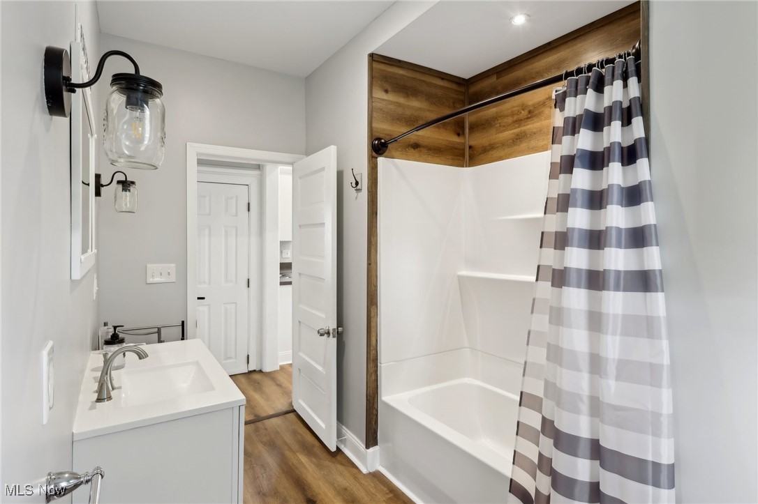 25 Taylor Road Bedford, OH 44146 - Photo 6 of 33 1st floor full bathroom