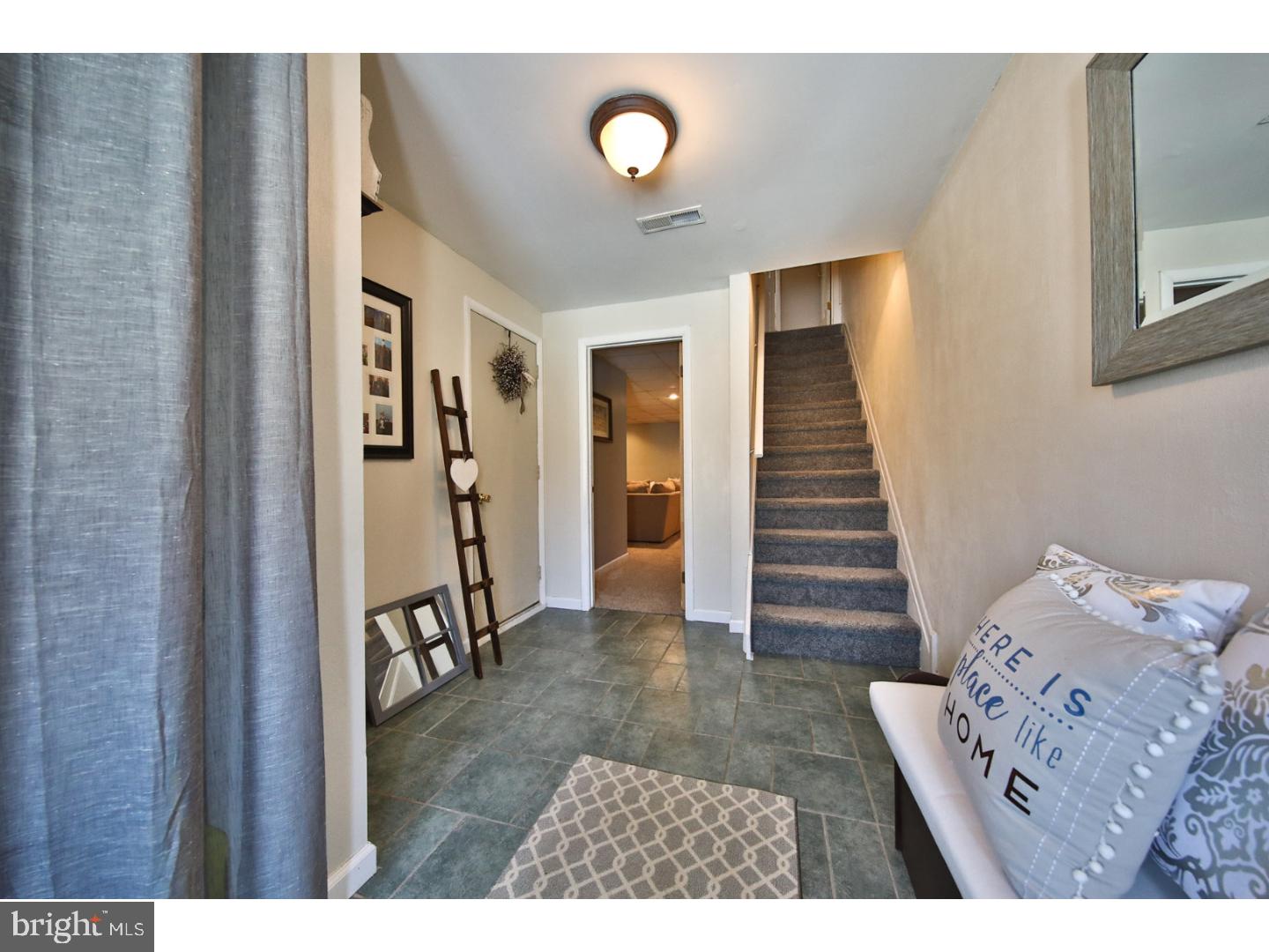 822 Crestview Road Philadelphia, PA 19128 - Photo 2 of 25 Foyer