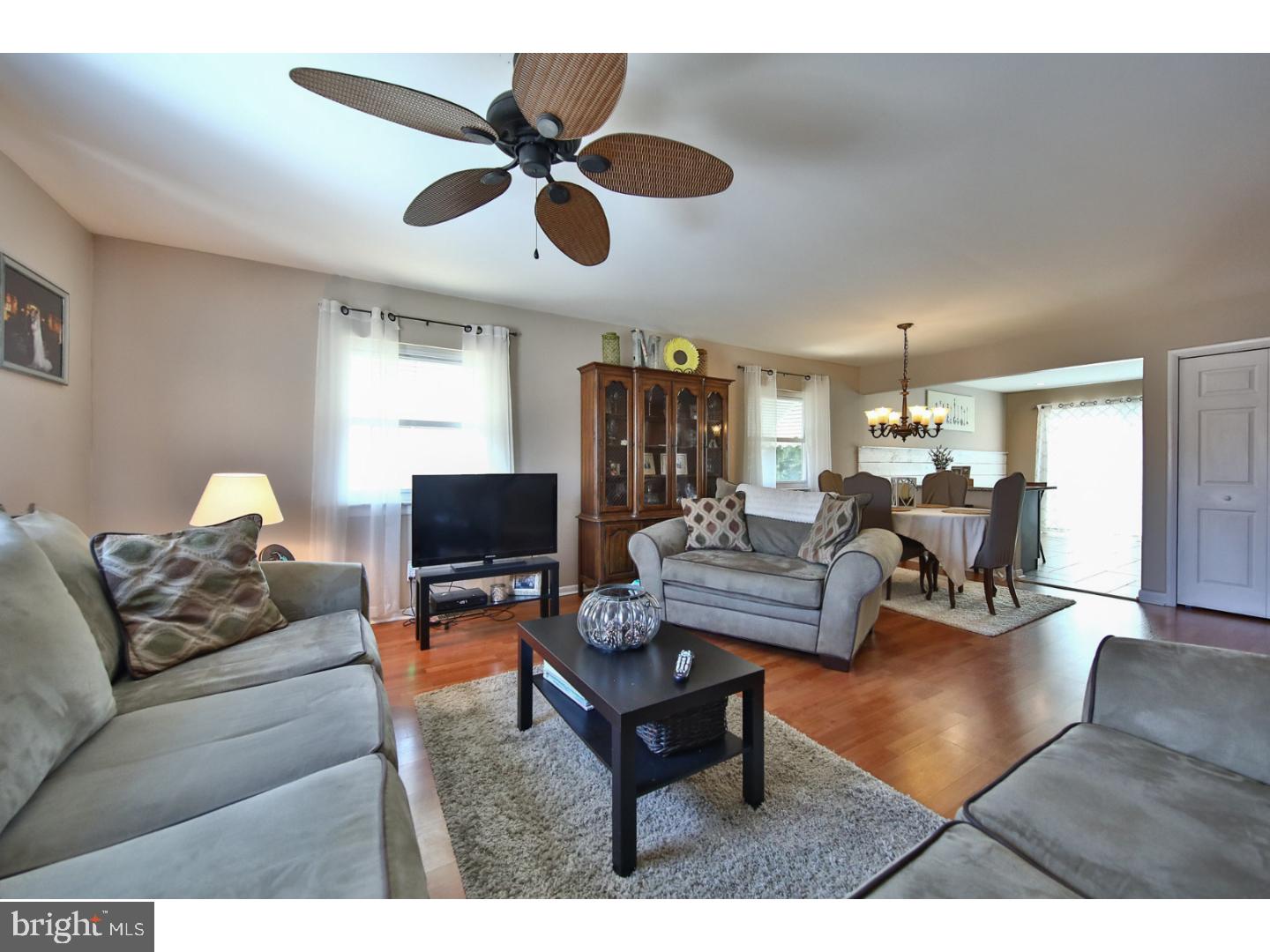 822 Crestview Road Philadelphia, PA 19128 - Photo 3 of 25 Living Room