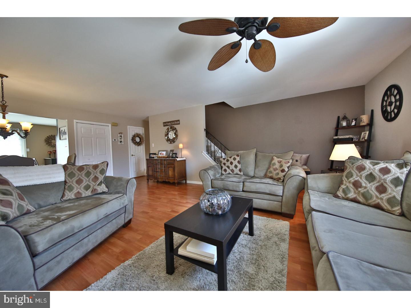 822 Crestview Road Philadelphia, PA 19128 - Photo 4 of 25 Living Room