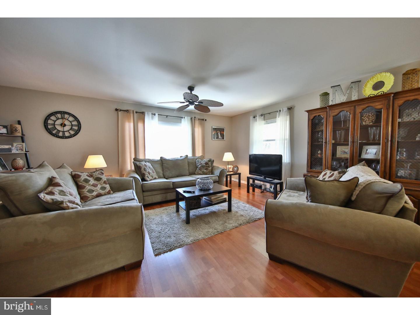 822 Crestview Road Philadelphia, PA 19128 - Photo 5 of 25 Living Room