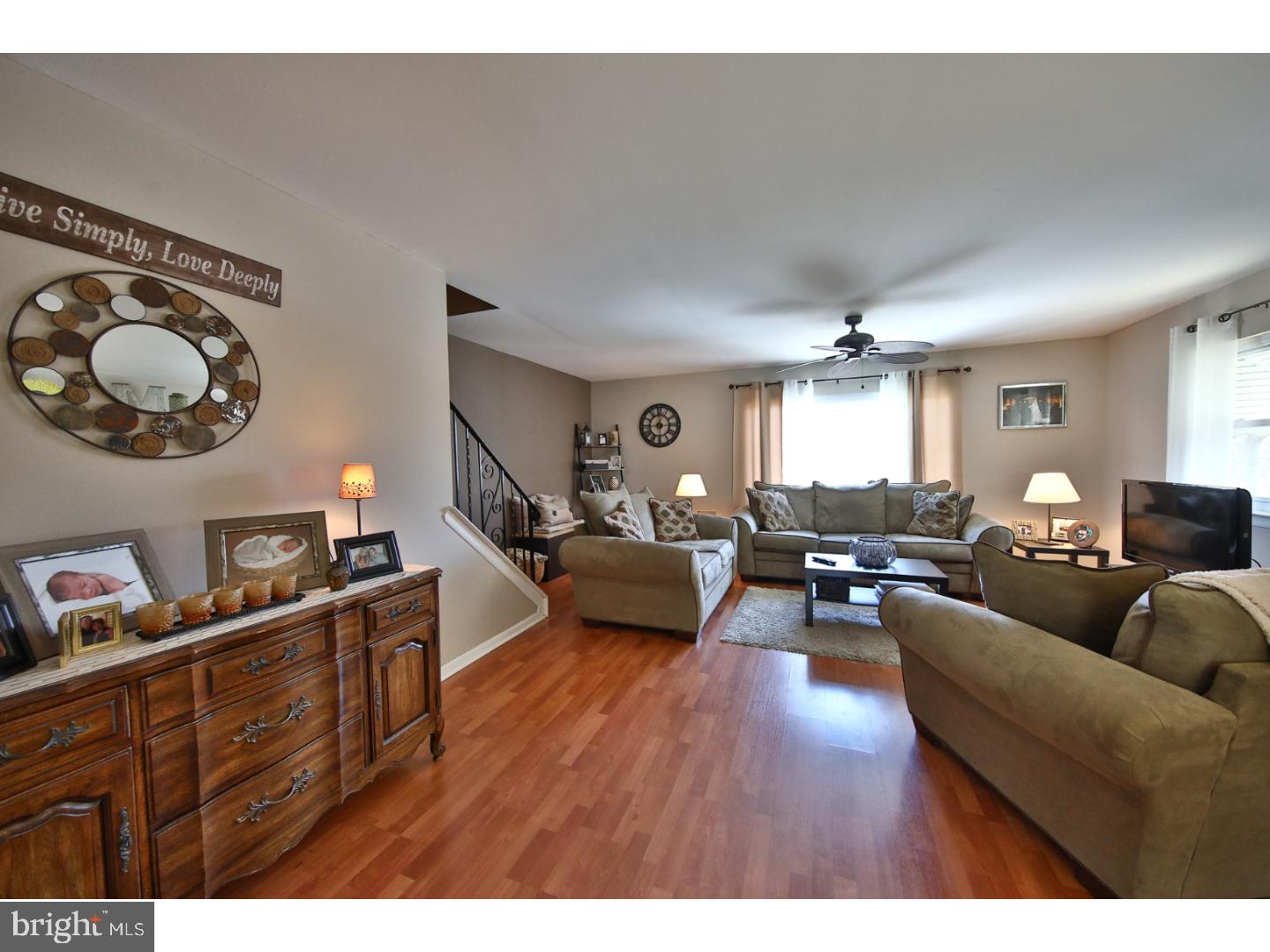 822 Crestview Road Philadelphia, PA 19128 - Photo 7 of 25 Living Room