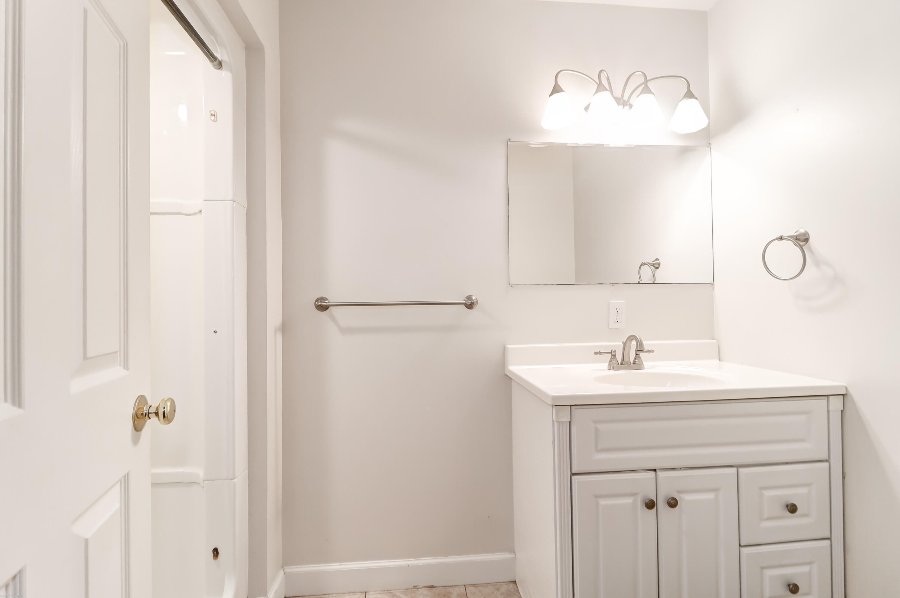 2016 Dogwood Road Charleston, SC 29414 - Photo 15 of 29 Hall Bathroom