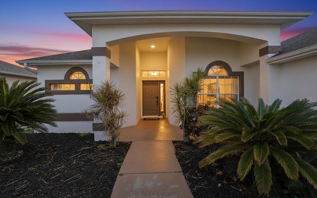 6710 Pleasant Hill Road Bradenton, FL 34203 - Photo 4 of 72 a front view of a house
