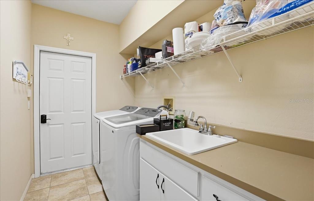 6710 Pleasant Hill Road Bradenton, FL 34203 - Photo 48 of 72 a bathroom with a sink and vanity