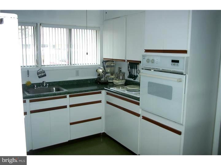 42 Hydrangea Road Levittown, PA 19056 - Photo 6 of 23 Kitchen