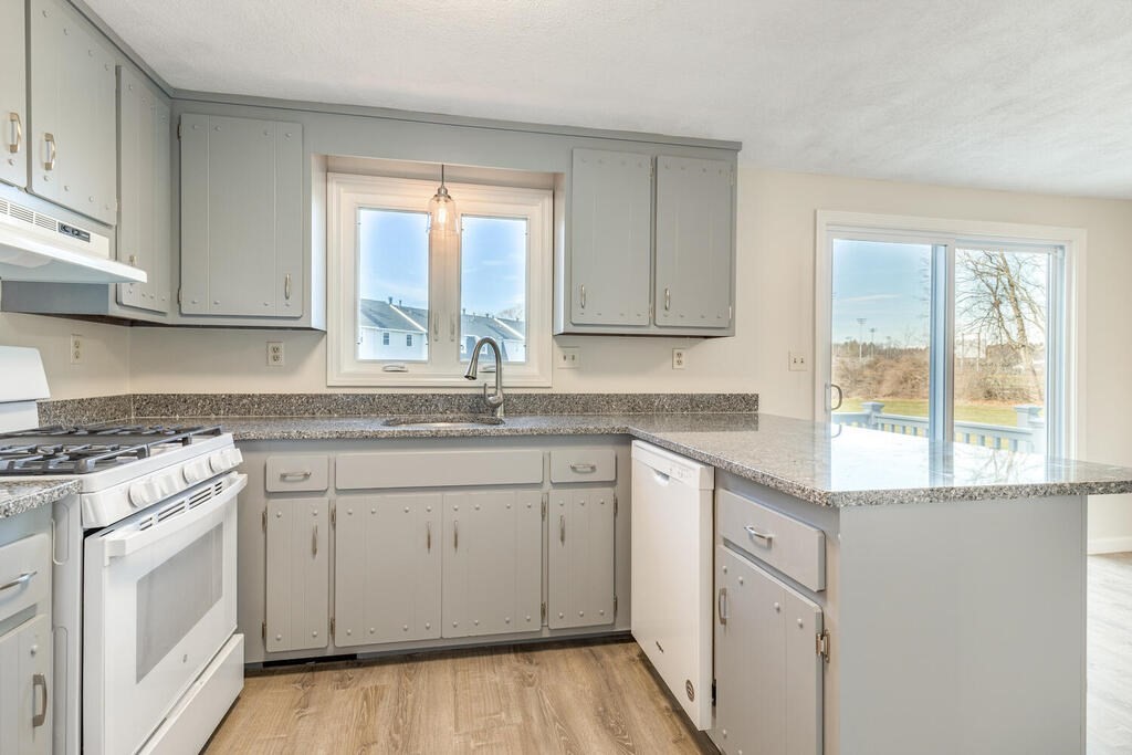 91 Frederick Street, Unit 77 Dracut, MA 01826 - Photo 5 of 15