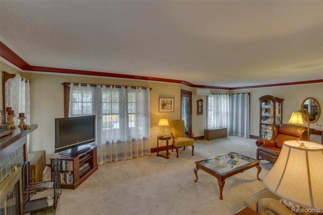 1622 Crooks Road Royal Oak, MI 48067 - Photo 6 of 47 Living Room