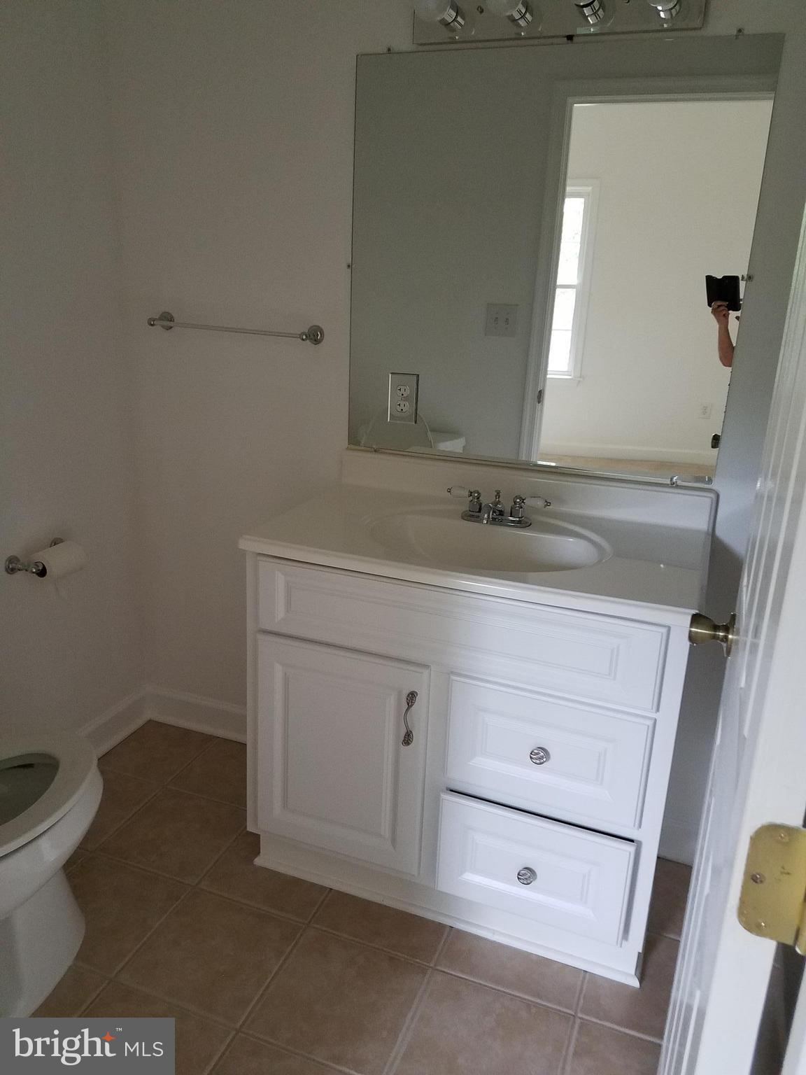 8135 Drayton Lane Springfield, VA 22151 - Photo 20 of 29 Bath