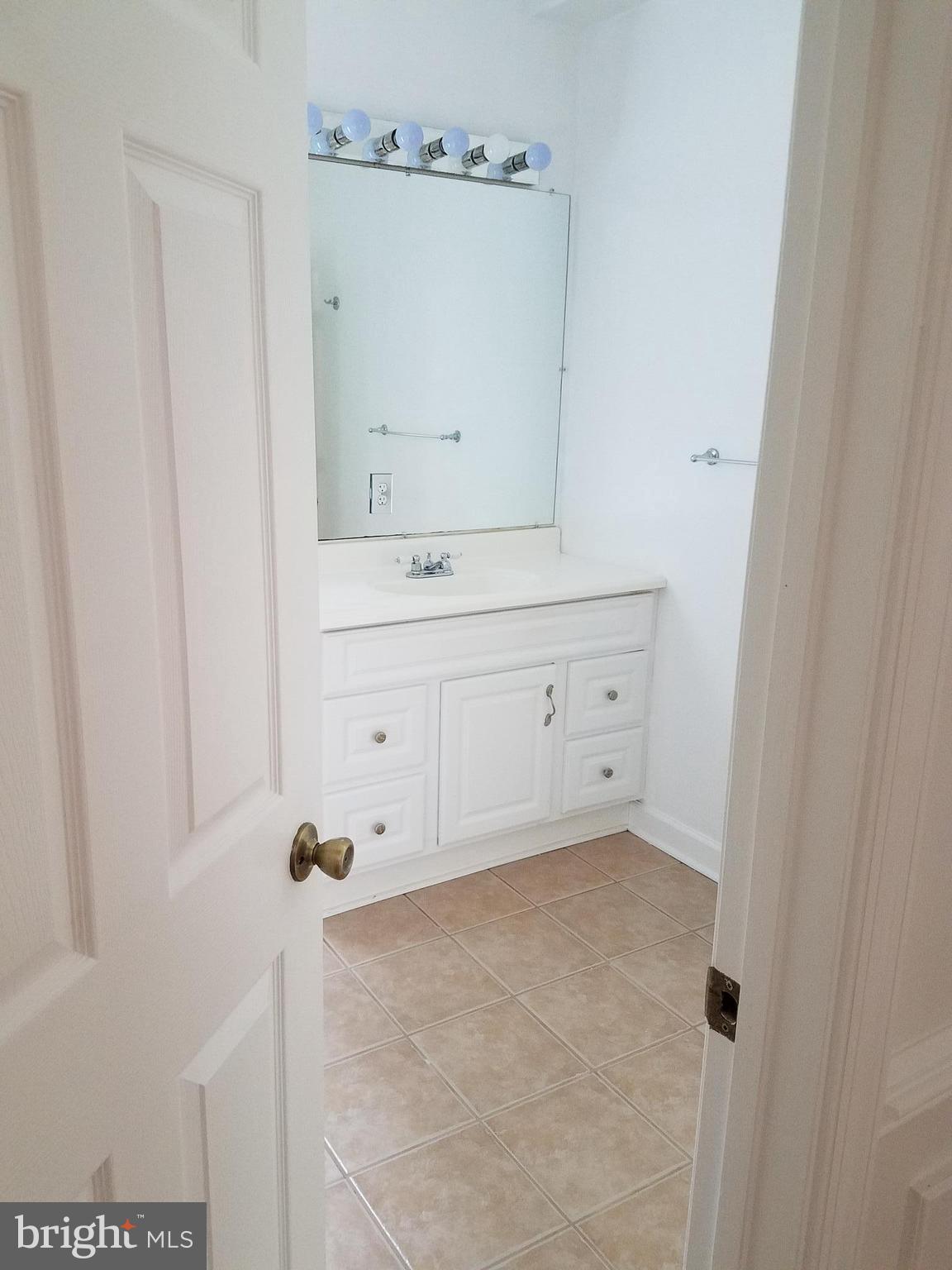 8135 Drayton Lane Springfield, VA 22151 - Photo 23 of 29 Bath