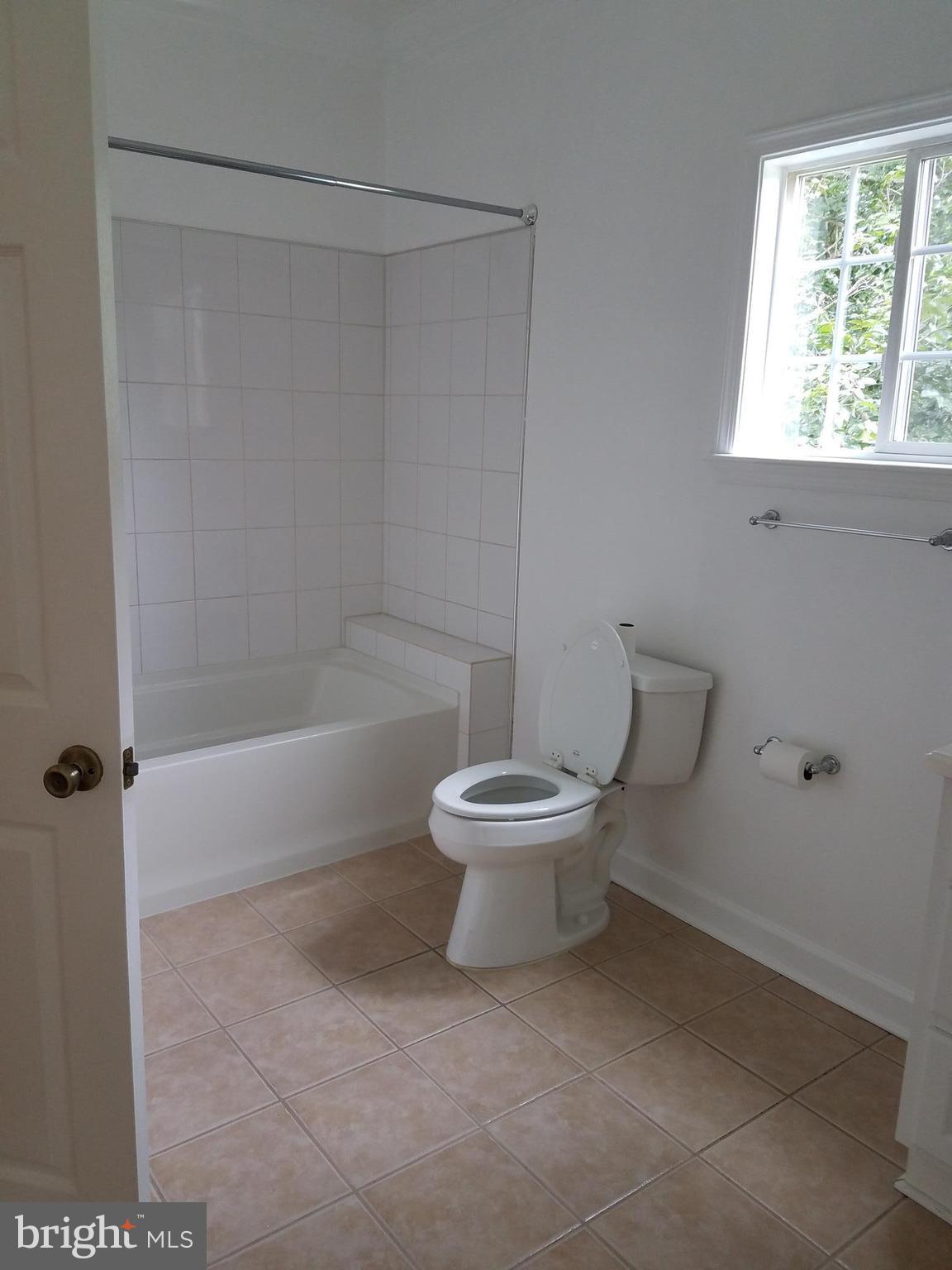 8135 Drayton Lane Springfield, VA 22151 - Photo 24 of 29 Bath