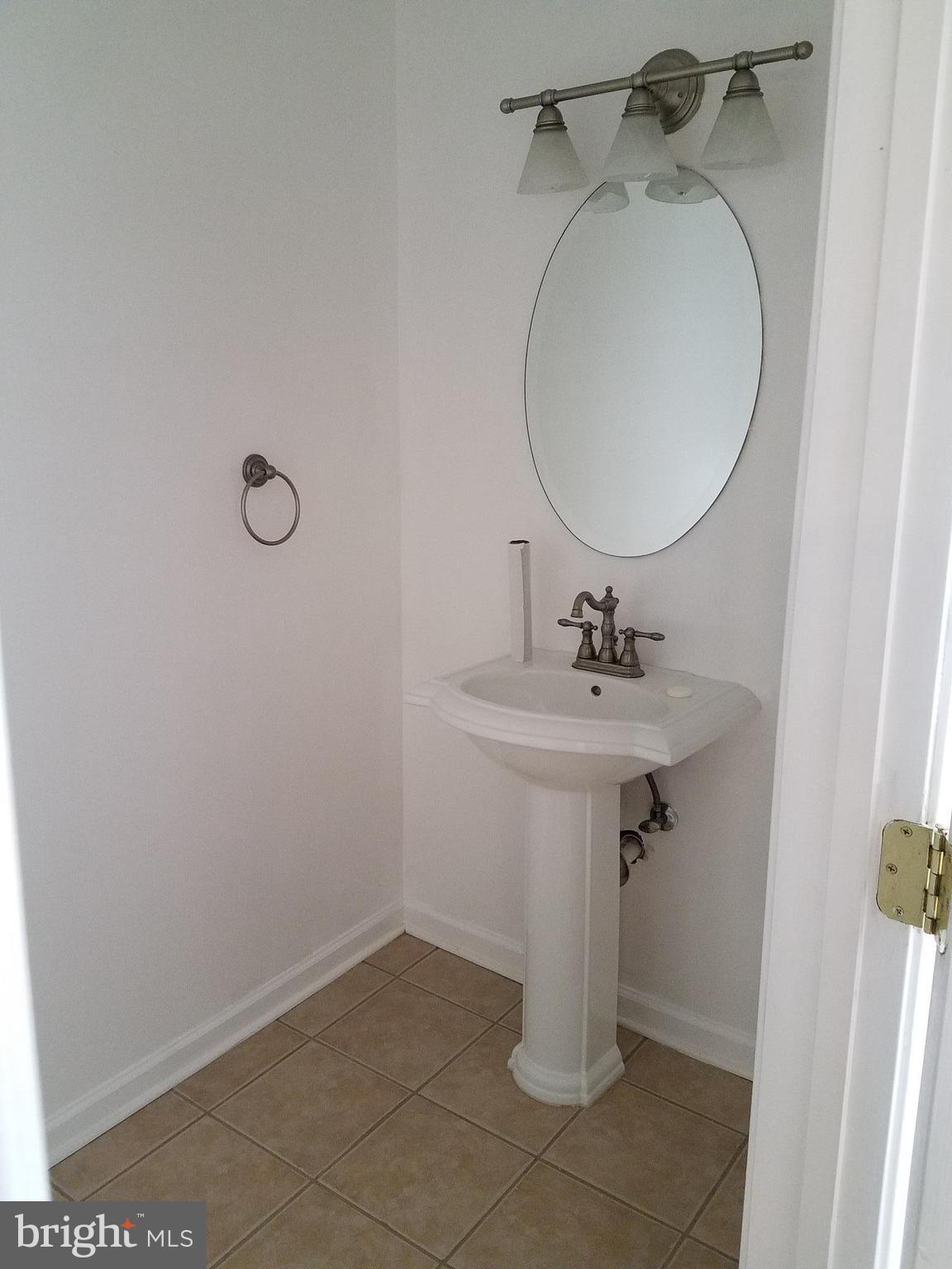 8135 Drayton Lane Springfield, VA 22151 - Photo 8 of 29 Bath