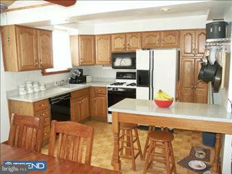 7267 Glenthorne Road Upper Darby, PA 19082 - Photo 3 of 6