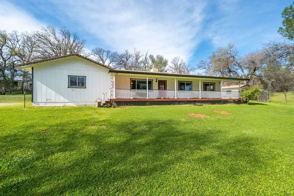 a view of house with a yard