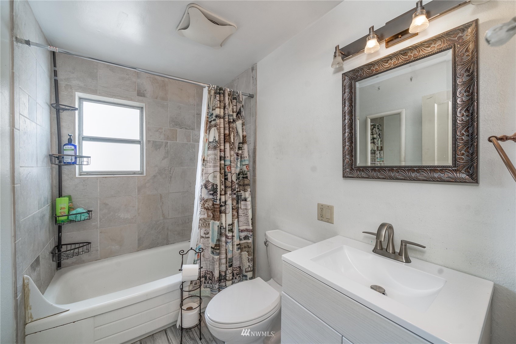 437 State Street Sumner, WA 98390 - Photo 14 of 25 a bathroom with a toilet sink and bathtub