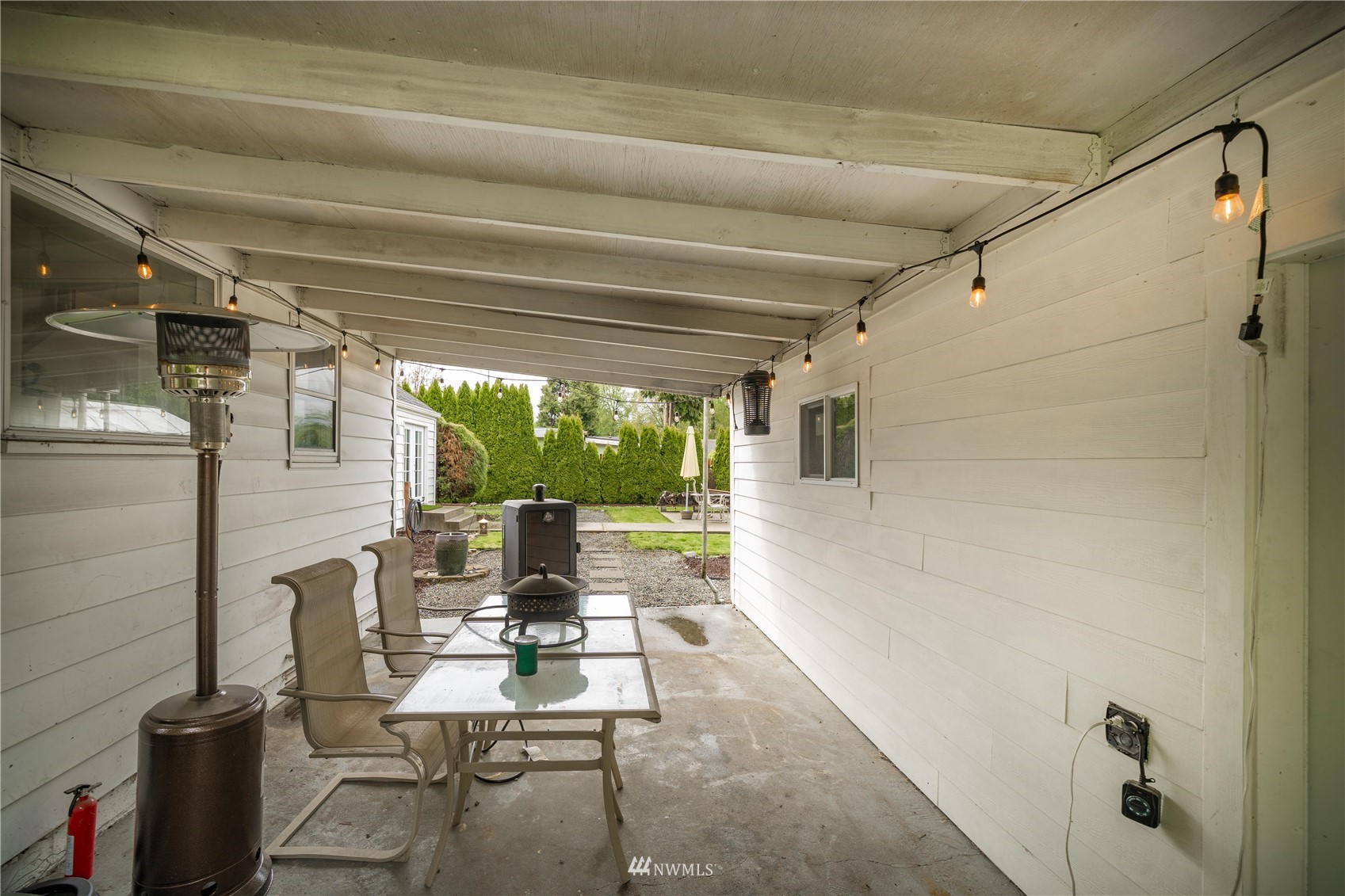 437 State Street Sumner, WA 98390 - Photo 17 of 25 a living room with patio furniture and a potted plant