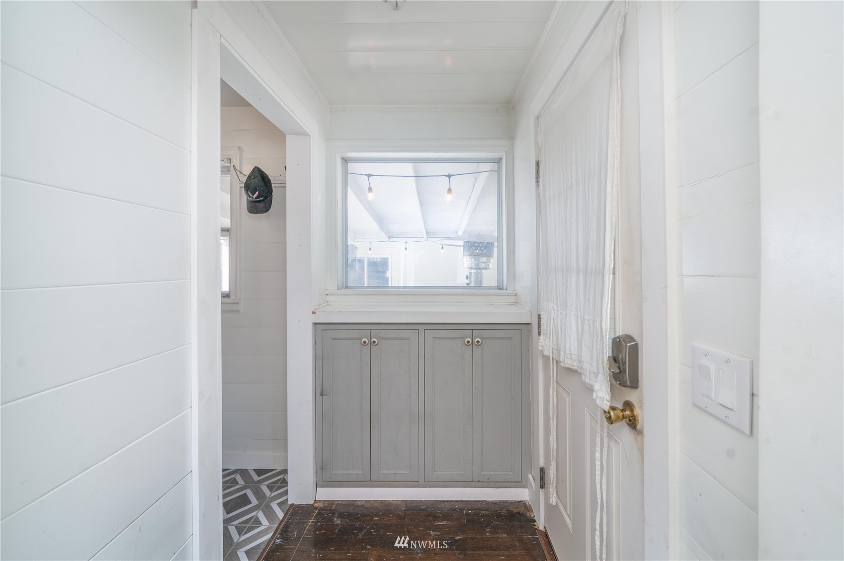437 State Street Sumner, WA 98390 - Photo 4 of 25 a view of front door with a door
