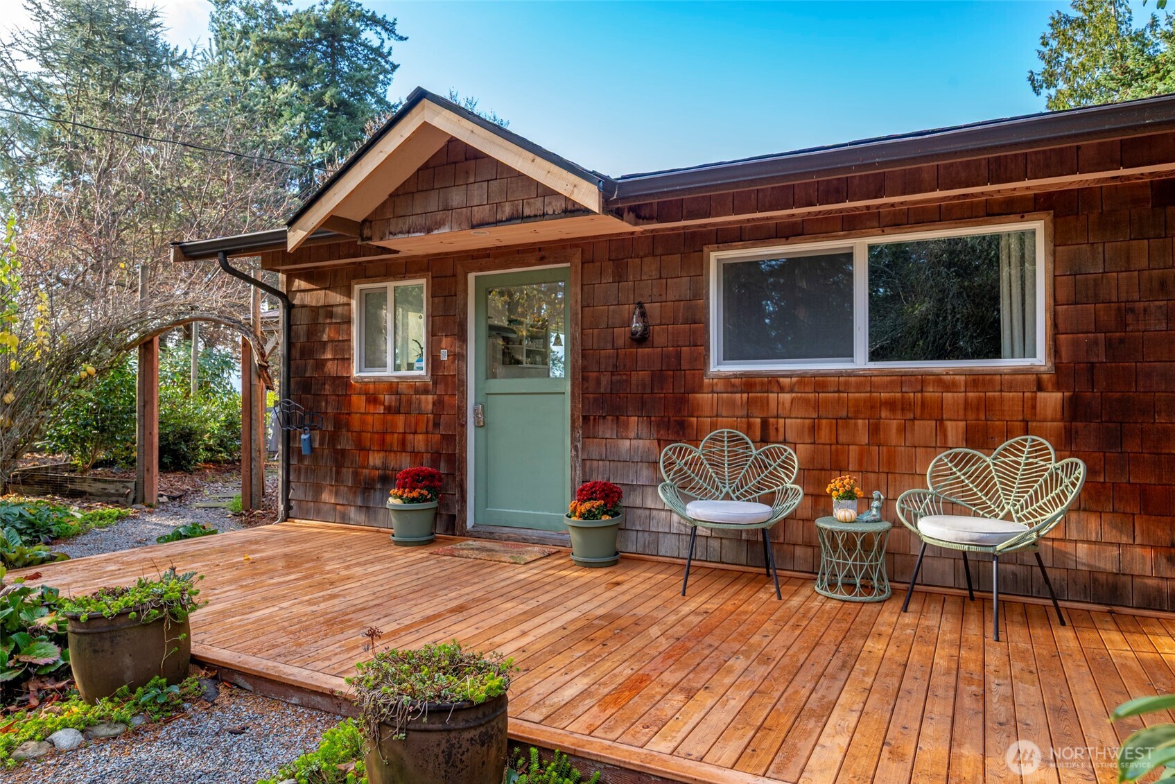 5222 East Harbor Road Freeland, WA 98249 - Photo 13 of 39 a patio with table and chairs