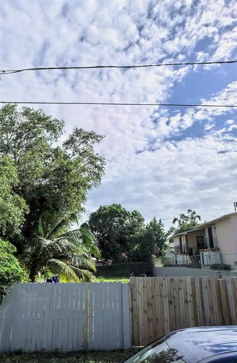 a view of a backyard