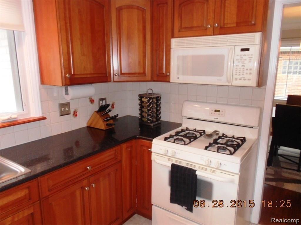 19987 Holiday Grosse Pointe, MI 48236 - Photo 11 of 35 015.JPG