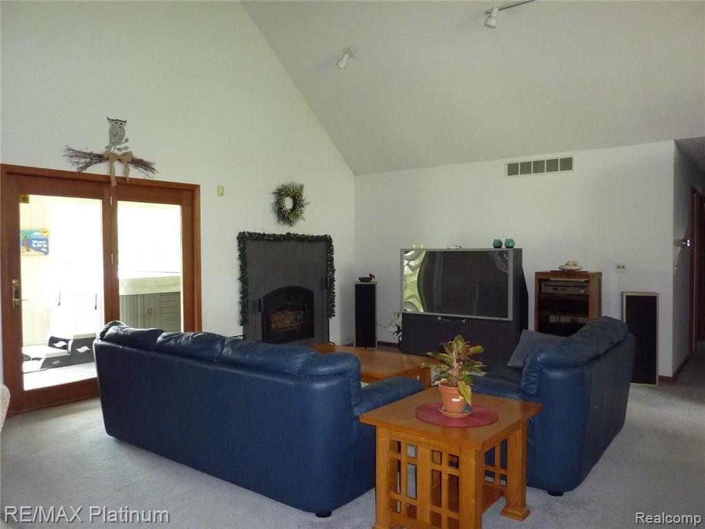 12225 Rohn Road Fenton, MI 48430 - Photo 3 of 27 P1100898.JPG