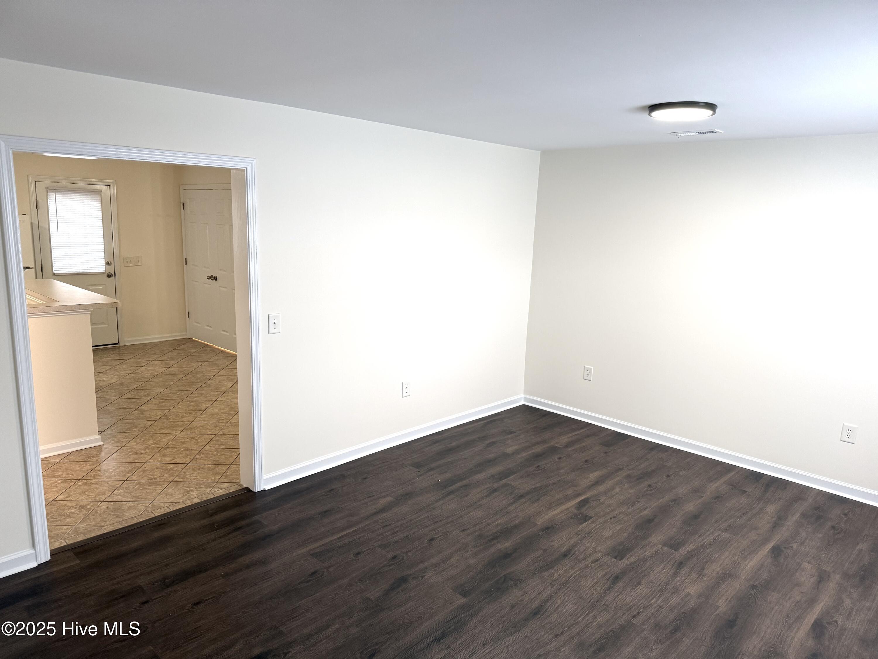 301 Comanche Trail Havelock, NC 28532 - Photo 3 of 29 LIVINGROOM