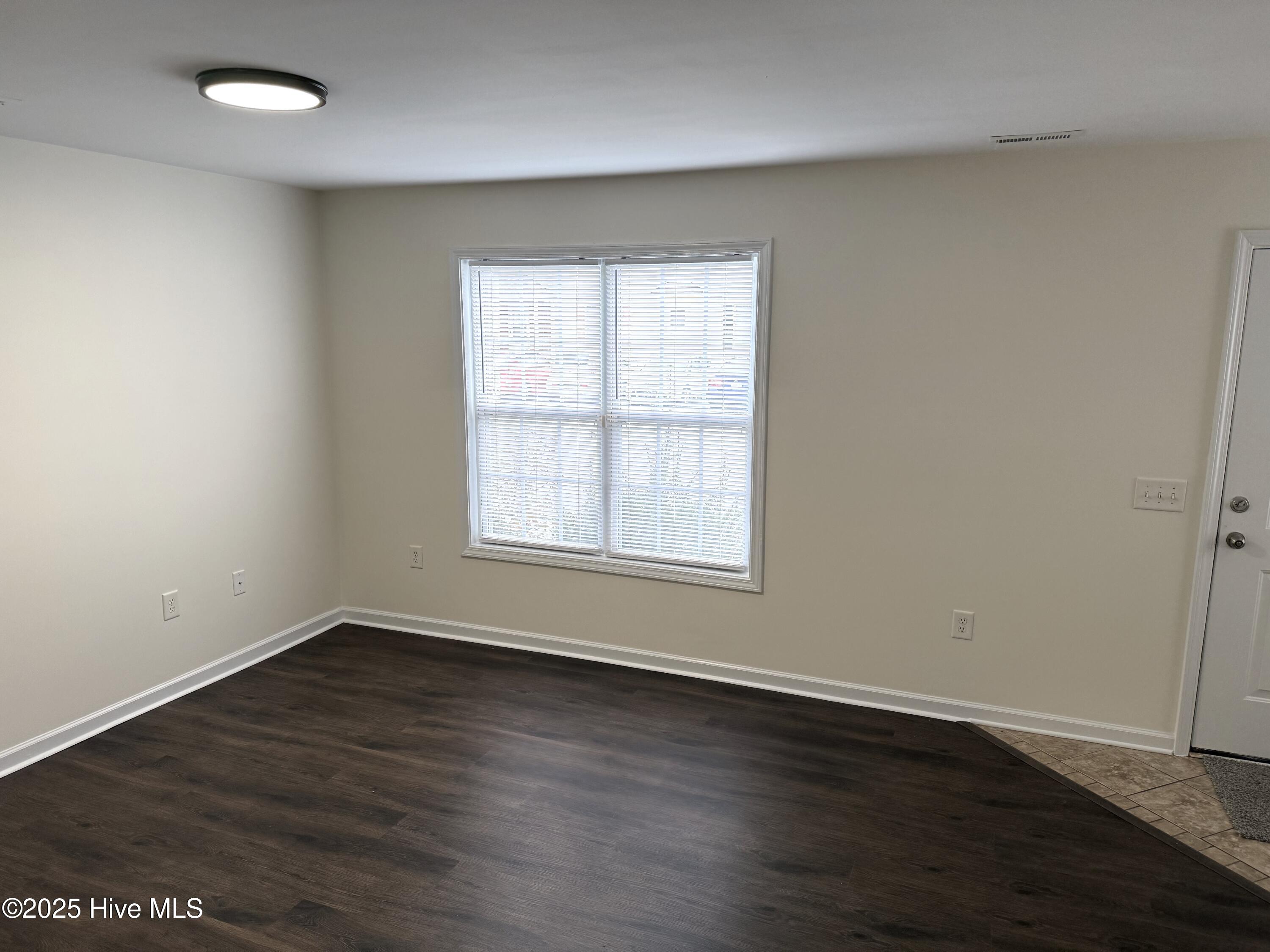 301 Comanche Trail Havelock, NC 28532 - Photo 5 of 29 LIVINGROOM