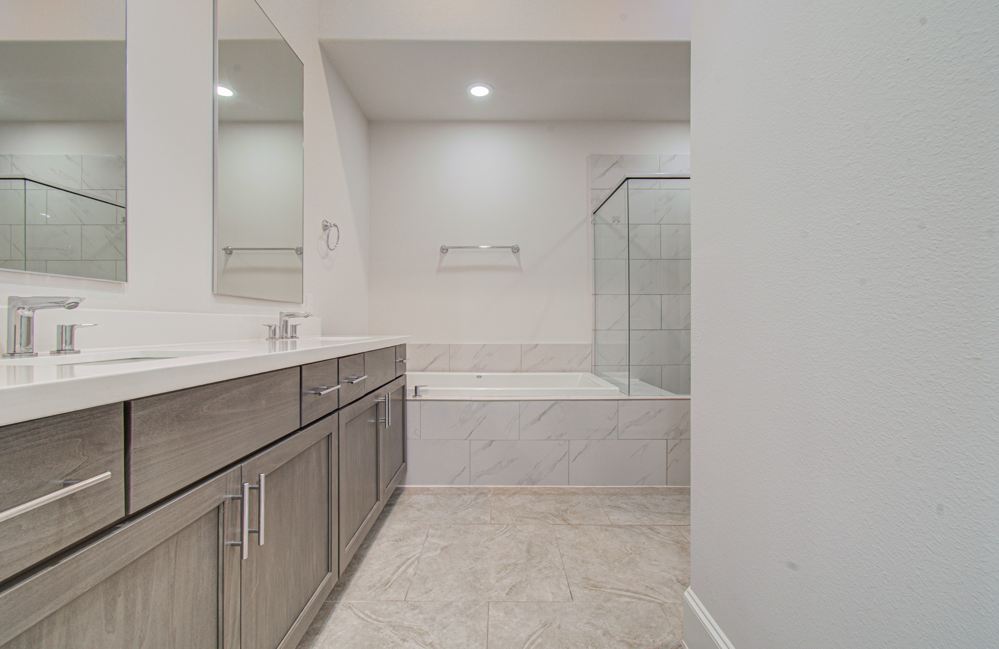 9532 London Bridge Station Houston, TX 77045 - Photo 31 of 43 Master Bathroom
