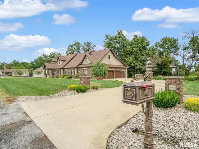 $525,000 | 432 Indian Trail, Pinckneyville, IL 62274