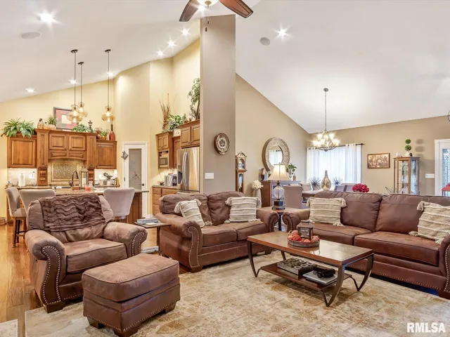 $525,000 | 432 Indian Trail, Pinckneyville, IL 62274