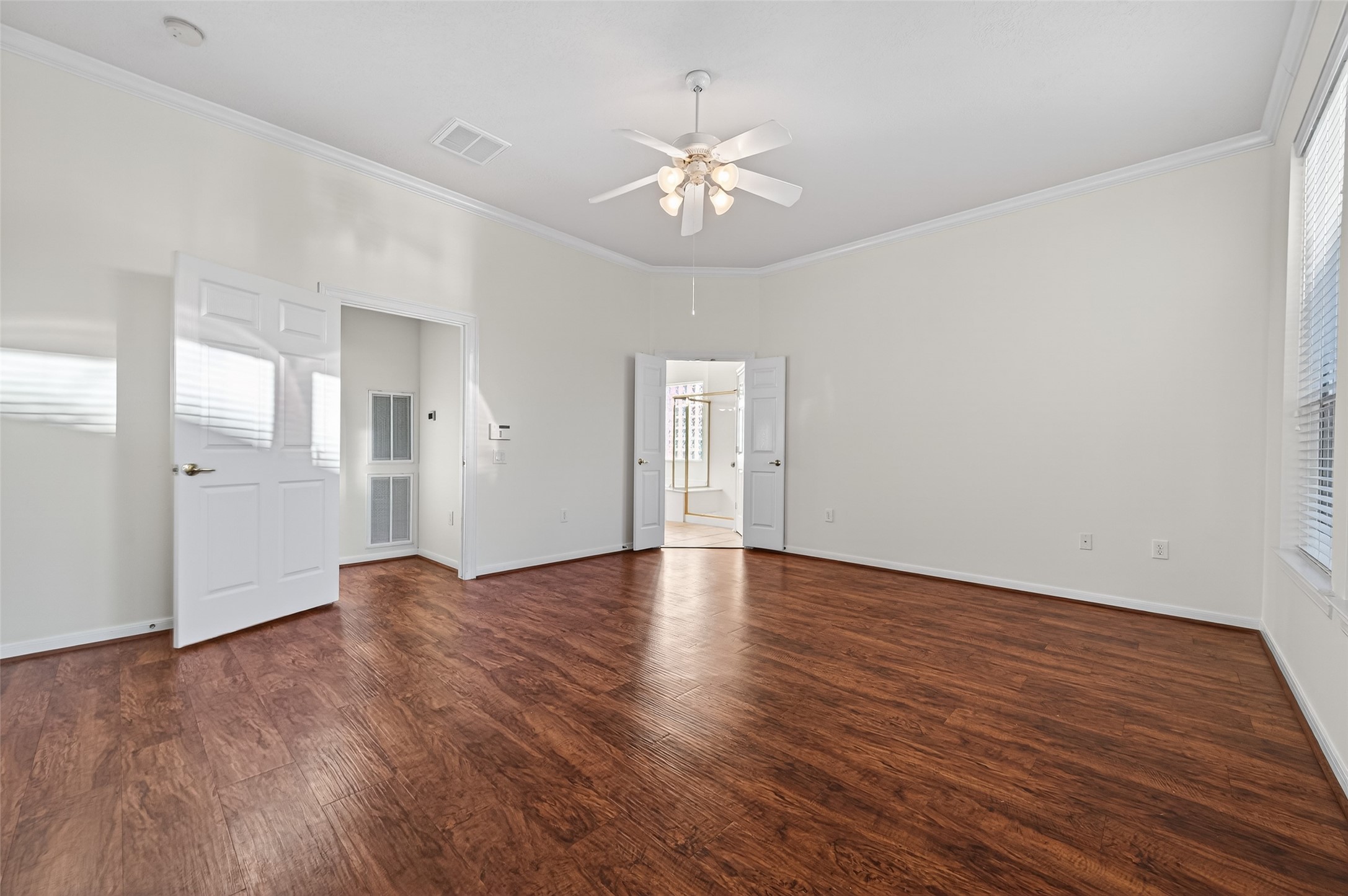 27 Sovereign Way Conroe, TX 77384 - Photo 21 of 49 Showing the entry and bathroom for this primary bedroom