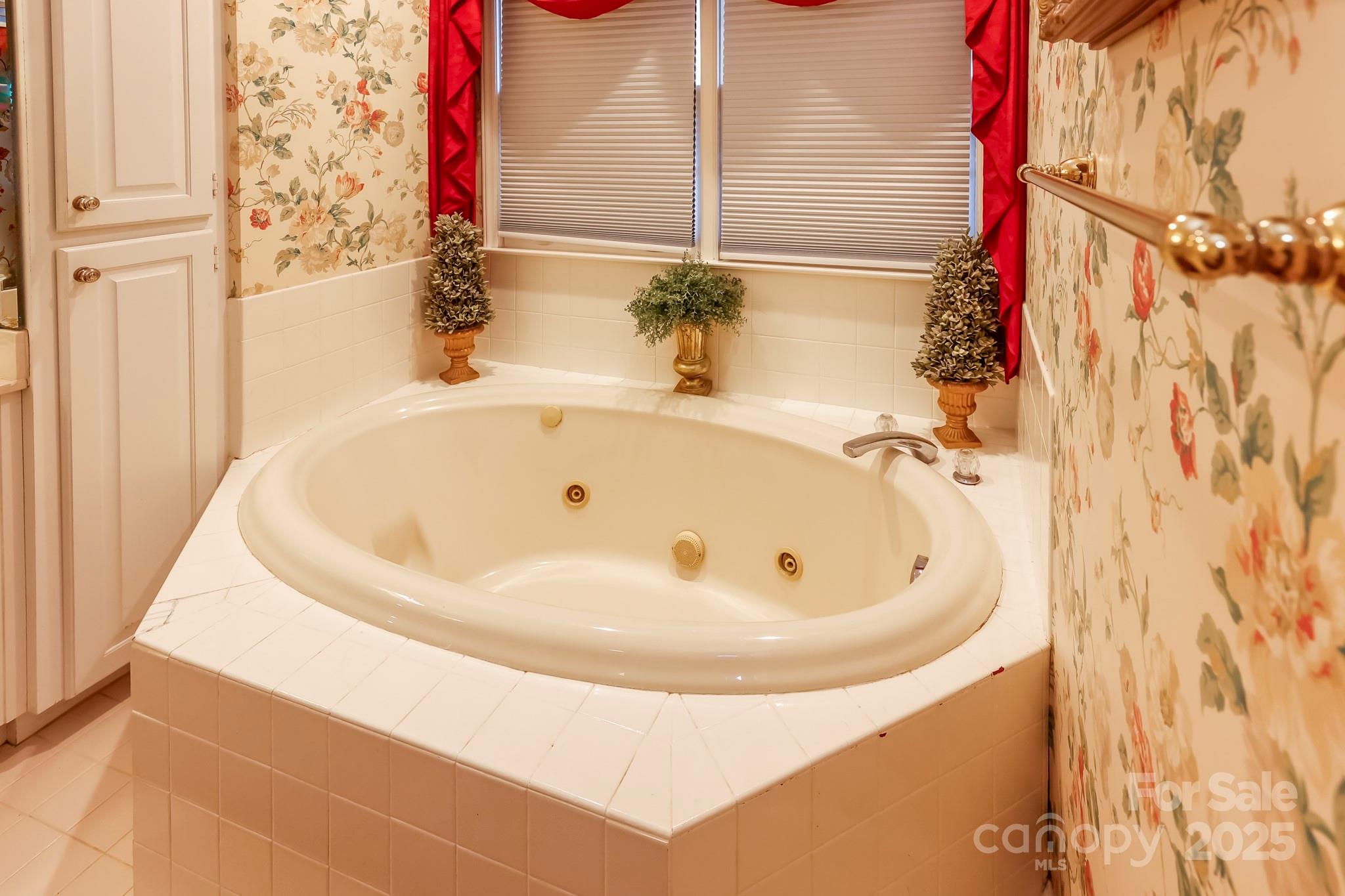 173 Sherry Street Rutherfordton, NC 28139 - Photo 27 of 33 a bathroom with a bathtub