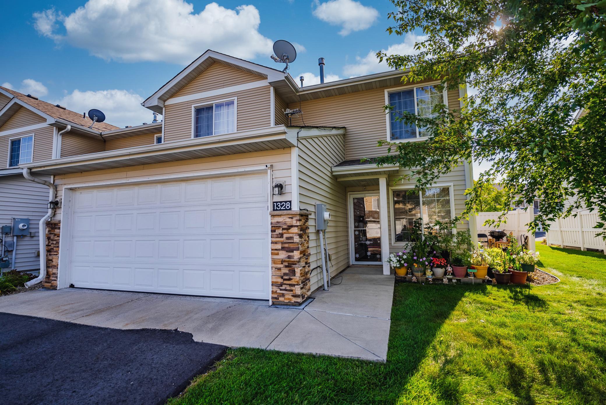 1328 Raintree Lane Waconia, MN 55387 - Photo 2 of 35