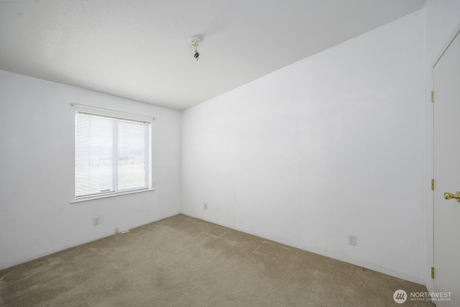 10035 Fordair Road Northeast Coulee City, WA 99115 - Photo 18 of 27 an empty room with a window