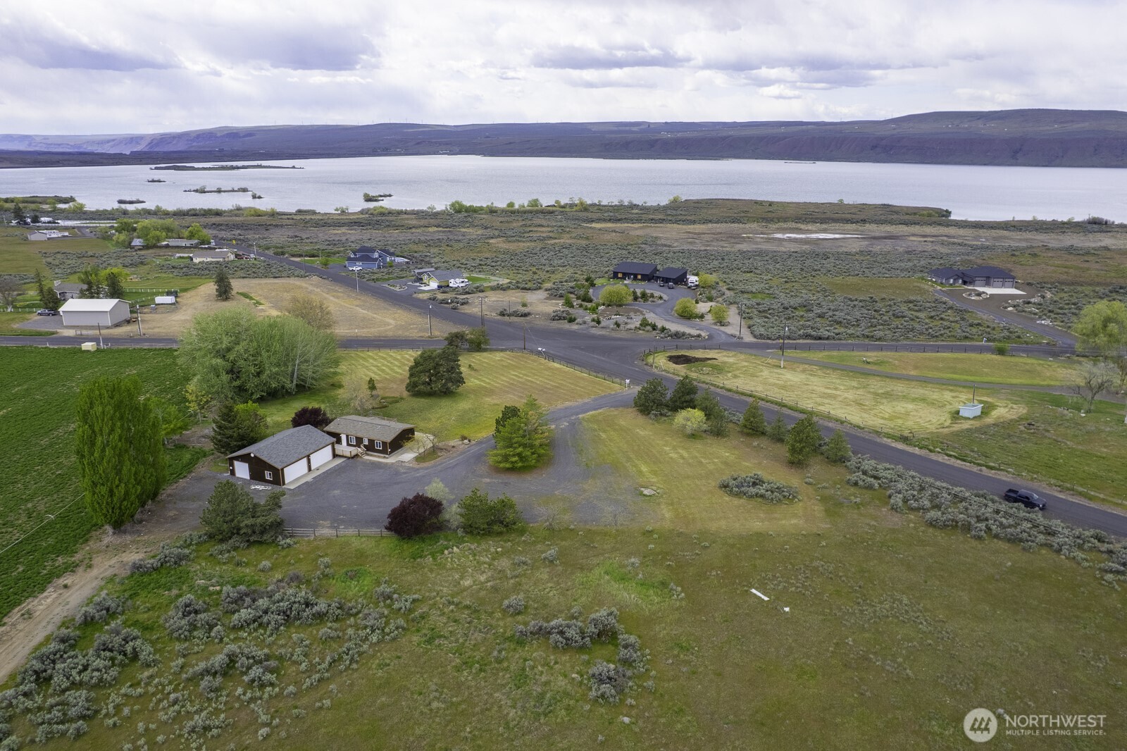 10035 Fordair Road Northeast Coulee City, WA 99115 - Photo 3 of 27 a view of a city with an ocean